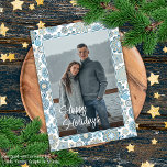 Cartes Pour Fêtes Annuelles Festif Chic Floral Mandala Flakes Motif<br><div class="desc">Contemporain classique scandinave style Noël saison des fêtes de Noël turquoise flocons de neige bleu et beige et cristaux de mandala motif sur un arrière - plan blanc immaculé. Avec place pour customiser ou personnaliser avec une photographie et le texte sur le devant, le nom de famille (ou les noms...</div>