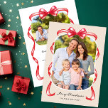 Cartes Pour Fêtes Annuelles Festif Rouge Ruban Bow Courbé 2 Photo Noël<br><div class="desc">Cette carte de Noël photo festive présente une image courbée,  élégamment ornée d'un joli arc rouge et d'un ruban sur un arrière - plan clair. Le dos offre de l'espace pour une deuxième photo et un texte personnalisé,  vous permettant d'ajouter votre propre message personnel.</div>