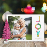 Cartes Pour Fêtes Annuelles Festive JOY Colorful Papier Arbres de Noël Photo<br><div class="desc">Ce carte photo de vacances de Noël amusant et brillant présente une typographie colorée lisant "JOY". Il est conçu avec un look papier mouchoir, et le dos contient un design de papier de Noël en papier mouchoir assorti. Le papier tissulaire est superposé et a un aspect découpage. Cette carte ludique...</div>