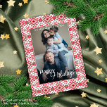 Cartes Pour Fêtes Annuelles Festive Rouge Noir Classique Nordique Fair Isle Mo<br><div class="desc">Chic simple Carte de voeux de saison de vacances avec une police de script joli et moderne sur une tendance contemporaine de saison de vacances classique rouge et noir Fair Isle motif motif. Avec l'option de customiser ou de personnaliser avec une photo de votre choix sur le devant, et un...</div>