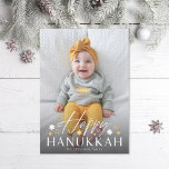 Cartes Pour Fêtes Annuelles Festive Starry Happy Hanoukka Photo<br><div class="desc">Un duo de police moderne de "Happy Hanoukka" avec des étoiles juives,  au-dessus de votre photo de fond avec paragraphe optionnel sur le dos. Ajoutez votre propre photo au dos si vous le souhaitez.</div>
