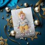 Cartes Pour Fêtes Annuelles Festive Starry Happy Hanoukka Photo<br><div class="desc">Un duo de police moderne de "Happy Hanoukka" avec des étoiles juives,  au-dessus de votre photo de fond avec paragraphe optionnel sur le dos. Ajoutez votre propre photo au dos si vous le souhaitez.</div>