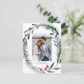 Cartes Pour Fêtes Annuelles Festive Verdure & Holly Berries Wreath Photo (Debout devant)