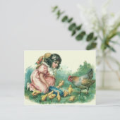 Cartes Pour Fêtes Annuelles Fille alimentant la poule de poussin de Pâques (Debout devant)