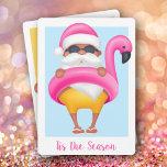 Cartes Pour Fêtes Annuelles Flamant rose de Père Noël tropical Noël non photo<br><div class="desc">Père Noël dans un casquette chaud rose, maillot de bain jaune et tongs est dans un tube intérieur flamingo rose chaud sur ces cartes de voeux de vacances tropicales. Votre salutation sur le devant et vos noms et message sur le dos. Sélectionnez Matte pour le papier le plus lourd et...</div>