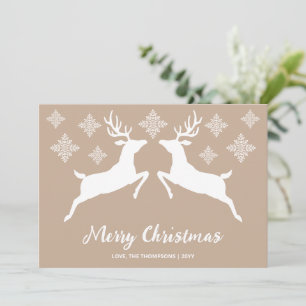 Cartes Pour Fêtes Annuelles Formes de cerf blanc sur fond beige avec flocons d