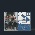 Cartes Pour Fêtes Annuelles Formes géométriques audacieuses Photo Hanoukka per<br><div class="desc">Cette carte Hanoukka moderne présente des formes géométriques audacieuses en crème sur un arrière - plan bleu marine, ainsi que de l'espace pour une photo de famille et un message personnalisé. Un regard ludique et contemporain sur les cartes de fin de année traditionnels, parfait pour les familles qui aiment le...</div>