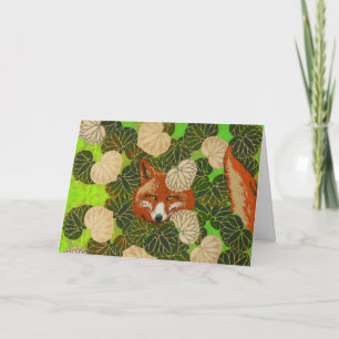 CARTES POUR FÊTES ANNUELLES FOX ROUGE PARMI LES FEUILLES VERTS ET LE FOLIAGE