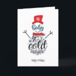 Cartes Pour Fêtes Annuelles Fun Casquette Rouge Snowman Baby Il Froid Dehors W<br><div class="desc">Fun Red Casquette Snowman Baby C’est Cold Outside Whimsical Holiday Card. Envoyez des salutations de vacances à vos proches avec ce carte de fin de année moderne et amusant. Tous les textes sont pré-arrangés pour que vous personnalisiez facilement et rapidement avec vos propres détails. Joyeuses fêtes !</div>