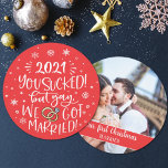 Cartes Pour Fêtes Annuelles Fun ironique nous nous sommes mariés elopement pho<br><div class="desc">Créez une carte de voeux de Noël unique et élégante avec cette carte d'elopement moderne et amusante. L'avant est orné d'une légende à la main branchée qui dit "20xx tu as sucé ! Mais oui, on s'est marié !" en caractères blancs et lettrés à la main sur un arrière -...</div>