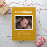 Cartes Pour Fêtes Annuelles Gold Profite Maintenant De Quelques Nuits Pas Si S<br><div class="desc">Cette faire-part de naissance moderne comporte les mots "maintenant profiter de certaines nuits pas si silencieuses" avec espace pour une seule photo sur un arrière - plan jaune doré.</div>