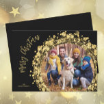 Cartes Pour Fêtes Annuelles Gold Stars sur Black Joyer Photo de Noël<br><div class="desc">Cercles d'or, étoiles et points courrent sur un arrière - plan noir entourent votre photo préférée de vos noms et voeux de Noël Joyeux en lettrage chic, une belle façon d'envoyer des réjouissances de vacances. *UTILISEZ UNE PHOTO HORIZONTALE pour obtenir des résultats optimaux ou recadrez votre photo à un carré...</div>