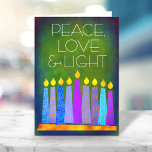 Cartes Pour Fêtes Annuelles Green Hanoukka Boho bougies Peace Love Light Bold<br><div class="desc">"Paix, amour et lumière." Une illustration ludique, moderne et artistique de bougies motifs de saumons dans une menorah vous aide à inaugurer les vacances de Hanoukka. Des bougies bleues assorties de motifs de fausse feuille colorés recouvrent un arrière - plan texturé vert profond et riche. Sentez la chaleur et la...</div>