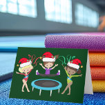 Cartes Pour Fêtes Annuelles Gymnastique Filles de Noël à Santa Hats mignonne<br><div class="desc">Cette belle carte de Noël de gymnastique comprend 3 jolies filles de gymnastique portant des chapeaux de Père Noël et tenant une pose avec des rubans sur un arrière - plan de vacances vert. La blonde tient un ruban rouge, la brune saute sur un trampoline, et la fille afro-américaine tient...</div>