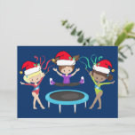 Cartes Pour Fêtes Annuelles Gymnastique mignonne Filles Gymnaste de Noël<br><div class="desc">Cette belle carte de Noël de gymnastique comprend 3 jolies filles de gymnastique portant des chapeaux de Père Noël et tenant une pose avec des rubans sur un joli arrière - plan de vacances bleu. La blonde tient un ruban rouge, la brune saute sur un trampoline, et la fille afro-américaine...</div>