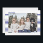 Cartes Pour Fêtes Annuelles Hanoukka à rayures bleues et blanches simples et m<br><div class="desc">Cartes photos élégants et mignons sont parfaits pour tous vos amis et votre famille cette saison de vacances. Customisez le texte "happy hanoukka" avec votre propre salut et changez le nom de famille et l'année et échangez la photo pour une photo de vos enfants, de votre animal de compagnie ou...</div>