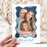Cartes Pour Fêtes Annuelles Hanoukka Bow | Cadre photo bleu et blanc<br><div class="desc">Ces adorables cartes Hanoukka présentent votre photo préférée dans un cadre ondulé bleu branché avec un arc lunatique,  sur un simple arrière - plan blanc. Le script moderne dit "Amour et Lumière",  et il y a de la place pour un message personnel sur le dos.</div>