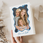Cartes Pour Fêtes Annuelles Hanoukka Bow | Cadre photo bleu et blanc<br><div class="desc">Ces adorables cartes Hanoukka pliées présentent votre photo préférée dans un cadre ondulé bleu branché avec un arc lunatique,  sur un simple arrière - plan blanc. Le script moderne dit "Amour et Lumière",  et il y a de la place pour un message personnel à l'intérieur.</div>