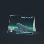 Cartes Pour Fêtes Annuelles Hanoukka heureux - Ours polaire de bord de glace<br><div class="desc">Chanukkah salutations du Frozen Chosen. Un moment de paix dans la longue nuit arctique. Un Ours polaire repose au bord d'une zone ouverte dans la glace de la meute. Les aurores boréales brillent au loin ; les étoiles brillantes scintillent au-dessus. Une menorah de Chanukkah apparaît avec le texte hébreu, "ח...</div>