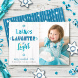 Cartes Pour Fêtes Annuelles Hanoukka Latkes Rire Photo Lumière Bois rustique<br><div class="desc">"Latkes, rires & lumières." Une typographie fantaisiste et artisanale, avec les Étoiles de David en bleu poussiéreux, turquoise et turquoise sur un arrière - plan rustique en bois blanc, ainsi que la photo de votre choix, vous aideront à ouvrir Hanoukka. Des lignes blanches dessinées à la main et une étoile...</div>