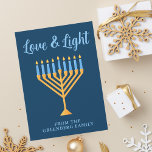 Cartes Pour Fêtes Annuelles Hanoukka Love & Light Custom Menorah Blue Gold<br><div class="desc">Carte d'Amour et de Lumière Hanoukka sur mesure pour une famille juive ou un parti Chanukah avec une synagogue. Personnalisez avec votre nom de famille ou informations de groupe en bleu sous la jolie menorah or.</div>