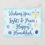 Cartes Pour Fêtes Annuelles Hanoukka Lumière et paix<br><div class="desc">Une carte à thème juive Hanoukka avec une menorah, l'étoile de David et Driedel. Le texte dit Wishing You Light & Peace Happy Hanoukka. L'arrière - plan est un lavage à l'eau bleu clair. Personnalisez le dos avec votre propre message et/ou logo de l'entreprise. Ces cartes postales sont un moyen...</div>