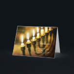 Cartes Pour Fêtes Annuelles Hanoukka Menorah allume Shalom, paix à vous<br><div class="desc">Cette carte de Hanoukka semble rougeoyer avec la lumière intérieure comme bougies sur le menorah illuminent un livre antique à l'arrière-plan. Elle souhaite d'une manière élégante la paix réceptive, "Shalom". Chanukah/Hanoukka est l'époque parfaite d'exprimer votre souhait pour la paix à tous vos amis et aimé, particulièrement ceux de la foi...</div>