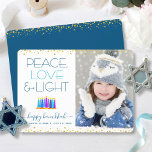 Cartes Pour Fêtes Annuelles Hanoukka Menorah Moderne Paix Amour Lumière Photo<br><div class="desc">"Paix, amour et lumière." Une illustration ludique, moderne et artistique de bougies motifs en saumure dans une menorah vous aide à inaugurer les vacances de Hanoukka, avec la photo personnalisée de votre choix. Des bougies bleues assorties de motifs de fausse feuille colorés recouvrent un arrière - plan blanc. Des points...</div>