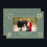 Cartes Pour Fêtes Annuelles Hanoukka moderne Sage Green Star of David Photo<br><div class="desc">Minimal classique or Bar/Bat mitzvah et Hanoukka moderne Star de David contre un arrière - plan solide crée un design élégant et sophistiqué. Pour d'autres couleurs de coordination ou des produits correspondants,  visitez JustFharryn @ Zazzle.com ou contactez le concepteur,  c/o Fharryn@yahoo.com Tous droits réservés. #zazzlemade #christmasDécor</div>