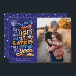 Cartes Pour Fêtes Annuelles Hanoukka photo Light et Latkes One<br><div class="desc">Ce carte photo unique,  présente,  un sentiment Hanoukka clair et coloré,  écrit à la main,  avec des loquets et des lumières de la menorah. L'envers dispose d'un motif de coordination et des photos de famille supplémentaires peuvent être ajoutées.</div>