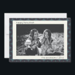 Cartes Pour Fêtes Annuelles Hanoukka Photo moderne Frontière géométrique bleue<br><div class="desc">Célébrez le Festival des lumières avec cet élégant carte photo Hanoukka, avec une bordure géométrique moderne dans les tons bleu profond. Le design minimaliste mais sophistiqué met en valeur votre photo de famille chère, ce qui en fait un moyen significatif de partager les salutations de vacances. Personnalisez-le avec le nom...</div>