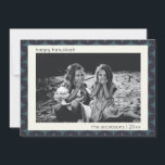 Cartes Pour Fêtes Annuelles Hanoukka Photo moderne Frontière géométrique bleue<br><div class="desc">Célébrez le Festival des lumières avec cet élégant carte photo Hanoukka, avec une bordure géométrique moderne dans les tons bleu profond. Le design minimaliste mais sophistiqué met en valeur votre photo de famille chère, ce qui en fait un moyen significatif de partager les salutations de vacances. Personnalisez-le avec le nom...</div>