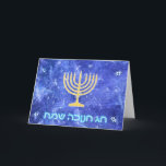 Cartes Pour Fêtes Annuelles Hanoukka Snowstorm Menorah<br><div class="desc">Une Hanoukka menorah dorée et "Chag Chanukkah Sameach" (Bonne Hanoukka) en texte bleu et blanc brillant superposés sur une image fractale bleue et blanche qui rappelle les flocons de neige d'une tempête.</div>