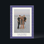 Cartes Pour Fêtes Annuelles Hanoukka Star Line moderne Elegant Photo Bleu<br><div class="desc">Envoyez des souhaits chaleureux à vos amis et à votre famille cette Hanoukka avec cette carte élégante, avec un motif moderne en ligne d'étoiles juive en bleu et blanc éclatant. Personnalisée avec votre photo, votre salutation et votre nom, c’est la façon idéale de célébrer le Festival des lumières avec une...</div>