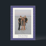Cartes Pour Fêtes Annuelles Hanoukka Star Line moderne Elegant Photo Bleu<br><div class="desc">Envoyez des souhaits chaleureux à vos amis et à votre famille cette Hanoukka avec cette carte élégante, avec un motif moderne en ligne d'étoiles juive en bleu et blanc éclatant. Personnalisée avec votre photo, votre salutation et votre nom, c’est la façon idéale de célébrer le Festival des lumières avec une...</div>