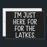 Cartes Pour Fêtes Annuelles Hanukkah Je suis juste là pour les latkes juifs<br><div class="desc">Hanukkah Je suis juste là pour les latkes juifs Vacances</div>