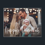 Cartes Pour Fêtes Annuelles Happy Hanoukka Brush Letting Overlay Photo<br><div class="desc">Heureux Hanoukka ! Envoyez vos souhaits et vos salutations de vacances avec cette carte postale de vacances rustiques. Il comporte "Happy Hanoukka" en lettres brosses à la main. Personnalisez cette carte de vacances en ajoutant votre photo préférée, votre salutation, vos noms et autres détails. Disponible sous forme de carte à...</div>