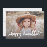 Cartes Pour Fêtes Annuelles Happy Hanoukka Chic Script Typographie Photo<br><div class="desc">Ce carte photo Hanoukka personnalisé présente votre photo avec un script de brosse moderne et audacieux. Le verso est doté d'un motif à point brossé.</div>