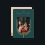 Cartes Pour Fêtes Annuelles Happy Hanoukka Elégant Golden Menorah Photo Arch<br><div class="desc">heureux Hanoukka, envoyez vos souhaits Hanoukka à votre famille et à vos amis avec notre carte photo personnalisable magnifique et élégant. Notre design présente nos belles bougies et éléments de feuilles de menorah dessinés à la main et décorant les bords du cadre photo en arc de famille. "Happy Hanoukka" est...</div>