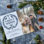Cartes Pour Fêtes Annuelles Happy Hanoukka Menorah Main dessinée PHOTO SUR MES<br><div class="desc">Dessin de couronne à thème de Sweet HANOUKKA pour souhaiter à quelqu'un des vacances heureuses! Ajoutez votre propre photo ! Cliquez sur "personnaliser" pour ajouter votre propre photo. Vous pouvez également ajouter du texte à l'avant ou à l'arrière. Consultez ma boutique pour plus d'options. Également disponible en téléchargement numérique pour...</div>