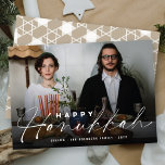 Cartes Pour Fêtes Annuelles Happy Hanoukka Modern Handwriting Script Photo<br><div class="desc">Une carte de vacances simple et moderne avec une photo de fond et un accueil "Happy Hanoukka" dans un script d'écriture manuscrite de calligraphie blanche en bas sur une superposition photo en dégradé noir. Une étoile géométrique de david white motif sur un arrière - plan taupe neutre remplit le dos...</div>