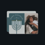Cartes Pour Fêtes Annuelles Happy Hanoukka Modern Menorah Candle Photo de fami<br><div class="desc">Heureux Hanoukka, envoyez vos souhaits Hanoukka à votre famille et à vos amis avec notre belle et moderne carte de vacances Hanoukka photo personnalisable. Notre design présente notre bougie menorah moderne. Une palette de couleurs moderne turquoise bleu et gris bleu est utilisée. "Happy Hanoukka" est écrit dans une police moderne...</div>