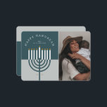 Cartes Pour Fêtes Annuelles Happy Hanoukka Modern Menorah Candle Photo de fami<br><div class="desc">Heureux Hanoukka, envoyez vos souhaits Hanoukka à votre famille et à vos amis avec notre belle et moderne carte de vacances Hanoukka photo personnalisable. Notre design présente notre bougie menorah moderne. Une palette de couleurs moderne turquoise bleu et gris bleu est utilisée. "Happy Hanoukka" est écrit dans une police moderne...</div>