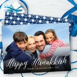 Cartes Pour Fêtes Annuelles Happy Hanoukka Modern tendance photo de script bla<br><div class="desc">Une carte de vacances simple et moderne avec une photo de fond et un accueil "Happy Hanoukka" dans un script de calligraphie à la mode blanche en bas sur une superposition de photo en dégradé noir. Une étoile géométrique de david white motif sur un arrière - plan bleu foncé remplit...</div>