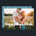 Cartes Pour Fêtes Annuelles Happy Hanoukka Modern typographie photo de famille<br><div class="desc">Une typographie moderne pour cette collection carte photo. Pour customiser avec votre photo de famille préférée. Vous pouvez aussi facilement changer la couleur de la police ou de l'arrière - plan géométrique à votre goût.</div>
