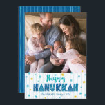 Cartes Pour Fêtes Annuelles Happy Hanoukka Photo Typographie Gold Stars Modern<br><div class="desc">"Bonne Hanoukka." Une typographie artisanale amusante, ludique et fantaisiste, accompagnée d'une Star of David motif au hasard en papier bleu clair et en feuille d'or, le tout surplombant des lignes d'aqua bleu clair dessinées à la main sur un arrière - plan blanc, ainsi qu'une photo de votre choix, vous aide...</div>