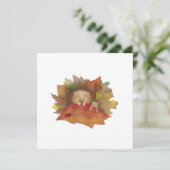 Cartes Pour Fêtes Annuelles Hérisson endormi dans un lit de feuilles d'automne (Debout devant)