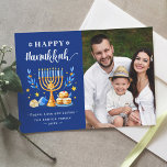 Cartes Pour Fêtes Annuelles Heureux Hanoukka Menorah Sufganiyah Dreidel Photo<br><div class="desc">Envoyez vos souhaits avec ce Carte photo de vacances qui dispose d'un Script Hanoukka étonnant et Symboles de Fêtes Juifs pour mettre en évidence votre message de bienvenue.</div>