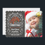 Cartes Pour Fêtes Annuelles Holly Jolly Christmas Rustic Chalkboard Photo<br><div class="desc">Festif et folksy chalkboard style Noël Vacances modèle photo sur cartes plates tendance. Typographie de style Chalkboard gaie avec mélange rétro de styles lettrés à la main, décoré avec cadre tourbillonnant, feuillage d'hiver et baies sèches. Ajoutez votre photo de famille de vacances préférée et customisez le texte. Une façon moderne...</div>