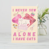Cartes Pour Fêtes Annuelles Je ne couds jamais seul, j'ai des chats - Un chat (Debout devant)